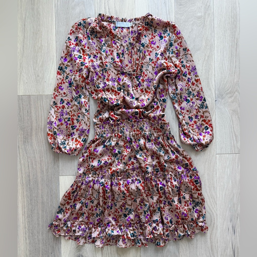 Pink floral dress with cinched waist and flowy bottom 🌸 - size small